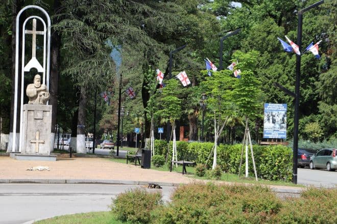 ევროკავშირის დღესთან დაკავშირებით სამეგრელო-ზემო სვანეთის მუნიციპალიტეტები საქართველოს და ევროპის დროშებით მოირთო - image 7