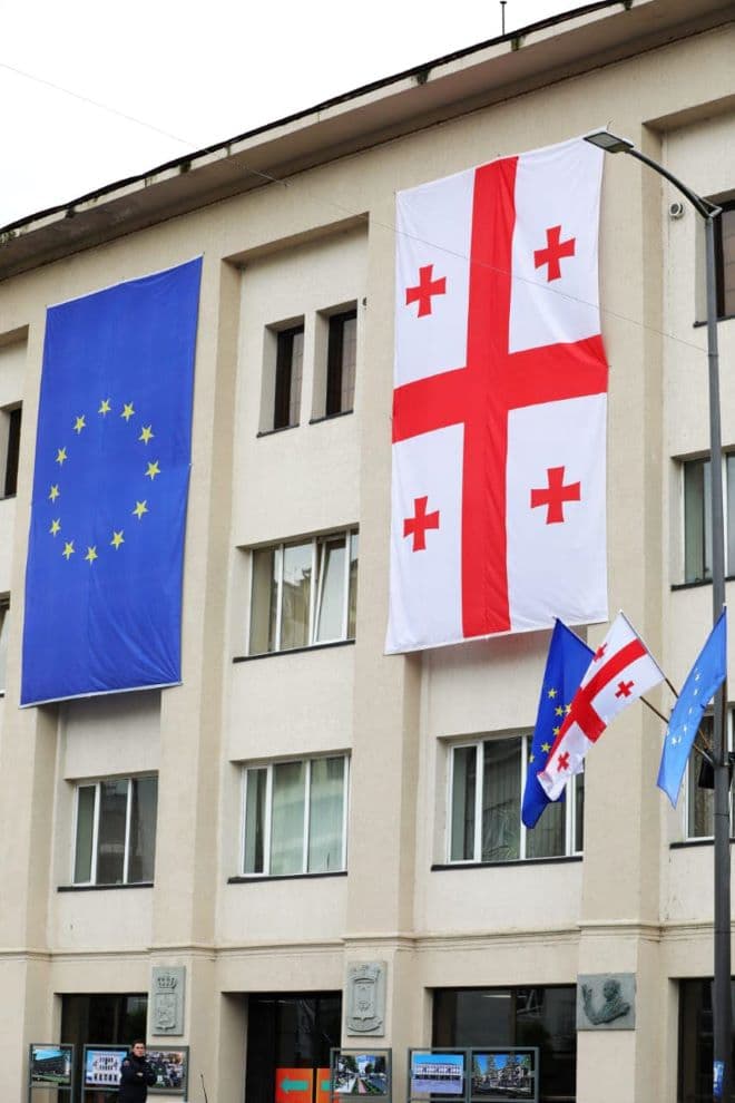 ევროკავშირის დღესთან დაკავშირებით სამეგრელო-ზემო სვანეთის მუნიციპალიტეტები საქართველოს და ევროპის დროშებით მოირთო - image 8