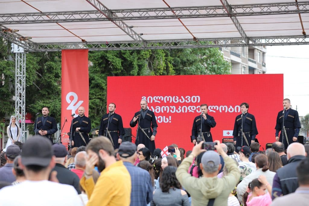 დამოუკიდებლობის დღის აღნიშვნა ზუგდიდში გალა კონცერტით დასრულდა - image 6