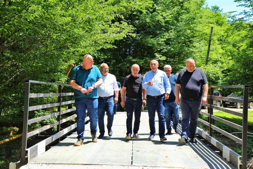 სოფელ შამადელაში სტიქიით დაზიანებული საფეხმევლო ხიდის ნაცვლად საავტომობილო ხიდი მოეწყო - image 2