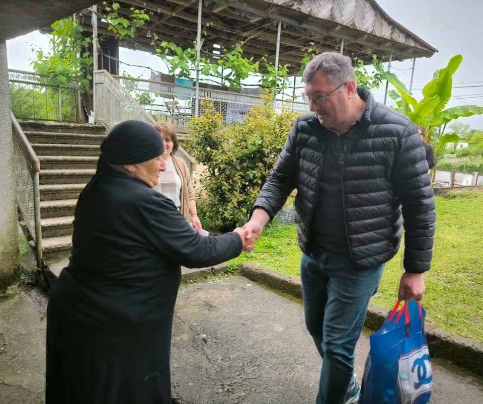 ჩხოროწუს მერიამ სოციალურად დაუცველ მოქალაქეებს სააღდგომო ნობათი გადასცა