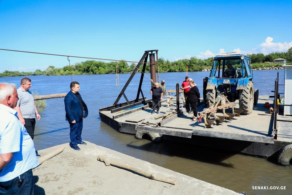 სენაკში მდინარე რიონზე გადასასვლელი ამორტიზირებული ბორანი ახლით შეიცვალა - image 3