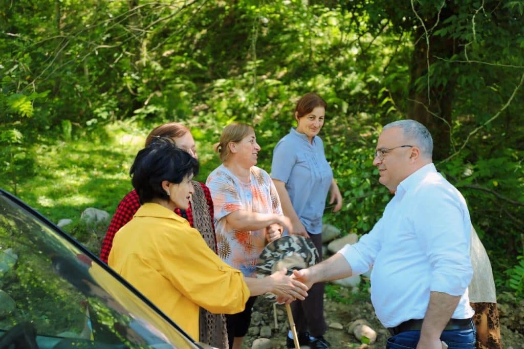 სოფელ შამადელაში სტიქიით დაზიანებული საფეხმევლო ხიდის ნაცვლად საავტომობილო ხიდი მოეწყო - image 3
