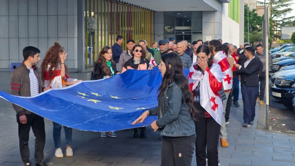 გამჭირვალობის კანონი ზუგდიდში გააპროტესტეს - image 2