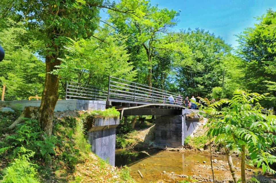 სოფელ შამადელაში სტიქიით დაზიანებული საფეხმევლო ხიდის ნაცვლად საავტომობილო ხიდი მოეწყო