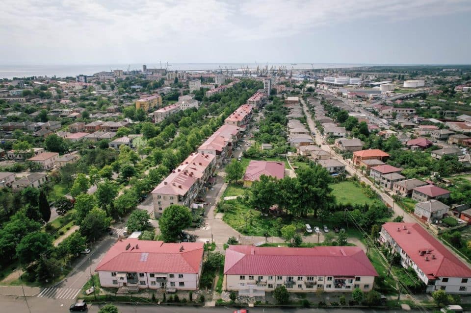 ფოთში მრავალბინიანი კორპუსების სახურავების რეაბილიტაცია მიმდინარეობს