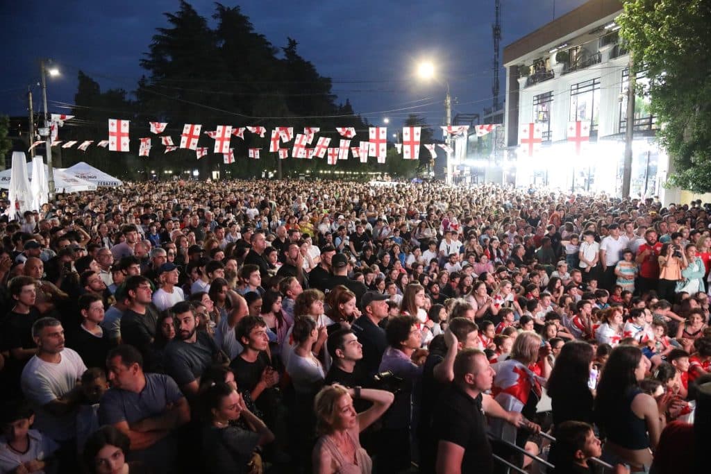 საქართველოს ნაკრებს გულშემატკივრებმა მატჩს, ზუგდიდის ცენტრში სჯარო ჩვენებაზე უყურეს - image 2