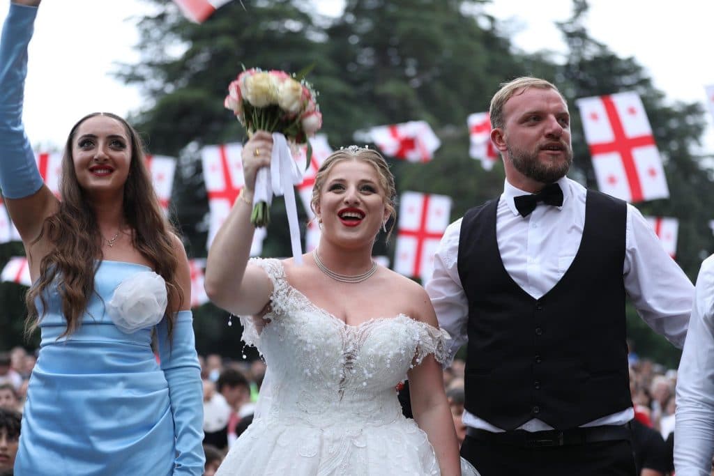 საქართველოს ნაკრებს გულშემატკივრებმა მატჩს, ზუგდიდის ცენტრში სჯარო ჩვენებაზე უყურეს - image 4