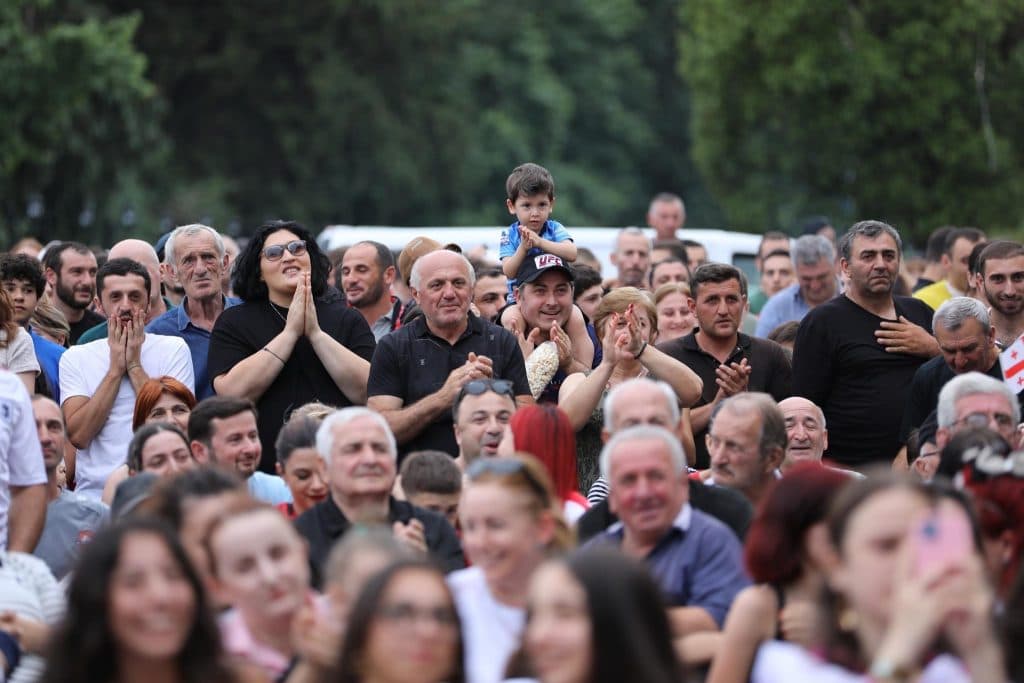 საქართველოს ნაკრებს გულშემატკივრებმა მატჩს, ზუგდიდის ცენტრში სჯარო ჩვენებაზე უყურეს - image 8