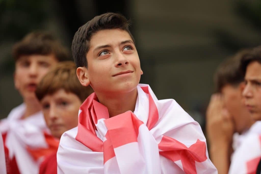 საქართველოს ნაკრებს გულშემატკივრებმა მატჩს, ზუგდიდის ცენტრში სჯარო ჩვენებაზე უყურეს - image 5