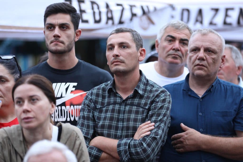 საქართველოს ნაკრებს გულშემატკივრებმა მატჩს, ზუგდიდის ცენტრში სჯარო ჩვენებაზე უყურეს - image 10