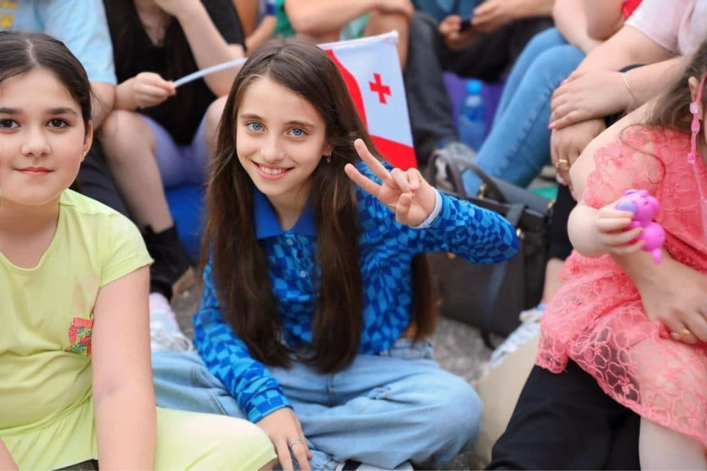 საქართველოს ნაკრებს გულშემატკივრებმა მატჩს, ზუგდიდის ცენტრში სჯარო ჩვენებაზე უყურეს - image 11