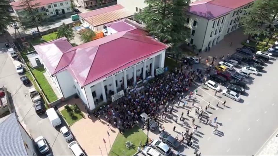 ბალდის კანიონის მოწინააღმდეები მერიასთან აქციას მართავენ