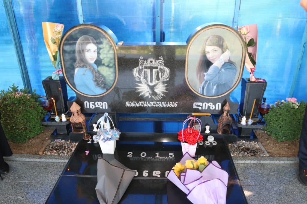 ხობის მერმა 13 ივნისს დაღუპული ინდირა და ლიზი ზარანდიების საფლავი გვირგვინით შეამკო - image 2