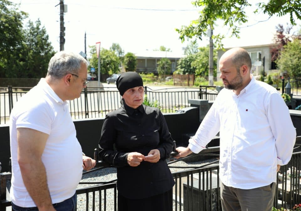 ზუგდიდის მერმა 13 ივნისს დაღუპული მარიამ ქუთელიას საფლავი გვირგვინით შეამკო