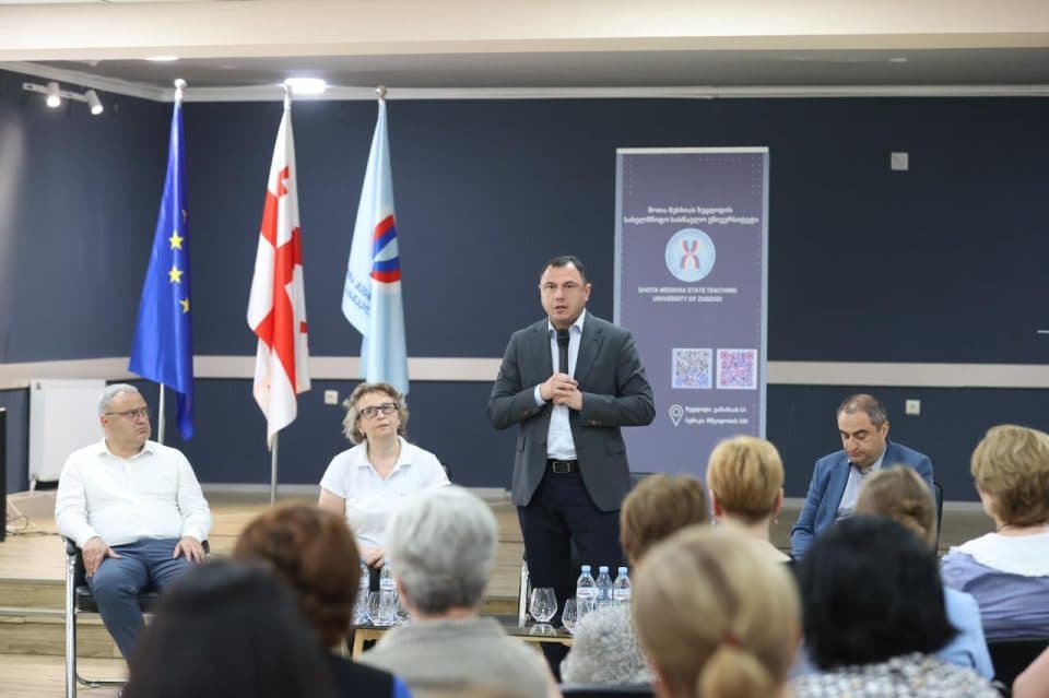 განათლების მინისტრი მესხიას უნივერსიტეტში აკადემიურ პერსონალს და სტუდენტებს შეხვდა