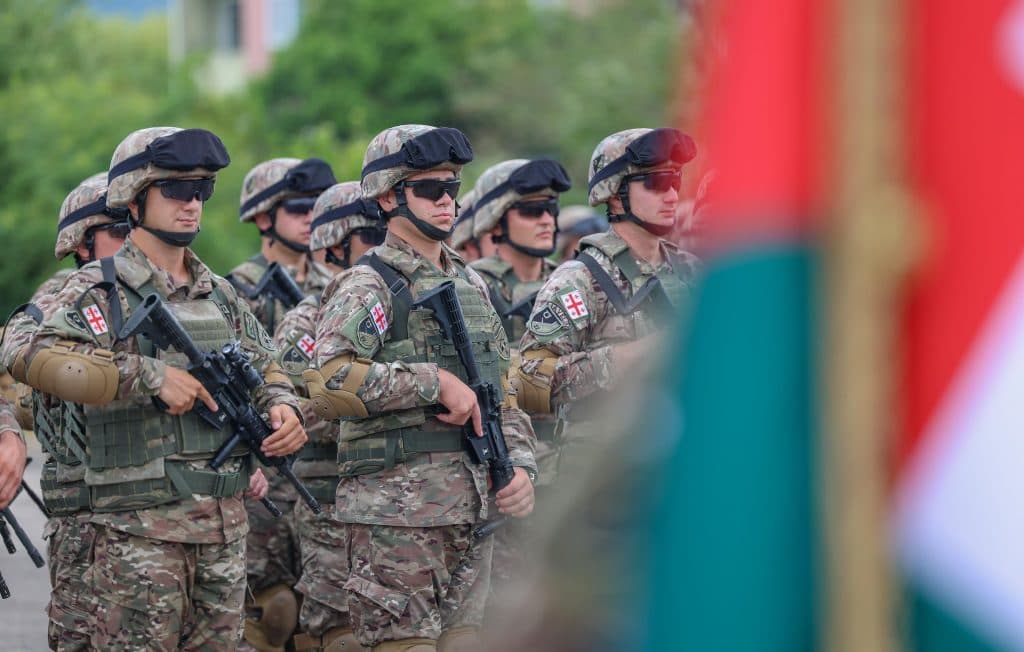 მე-2 ქვეითი ბრიგადის 32 წლის იუბილესთან დაკავშირებით, სენაკის სამხედრო ბაზის სამწყობრო მოედანზე საზეიმო ცერემონიალი გაიმართა [ფოტო] - image 3