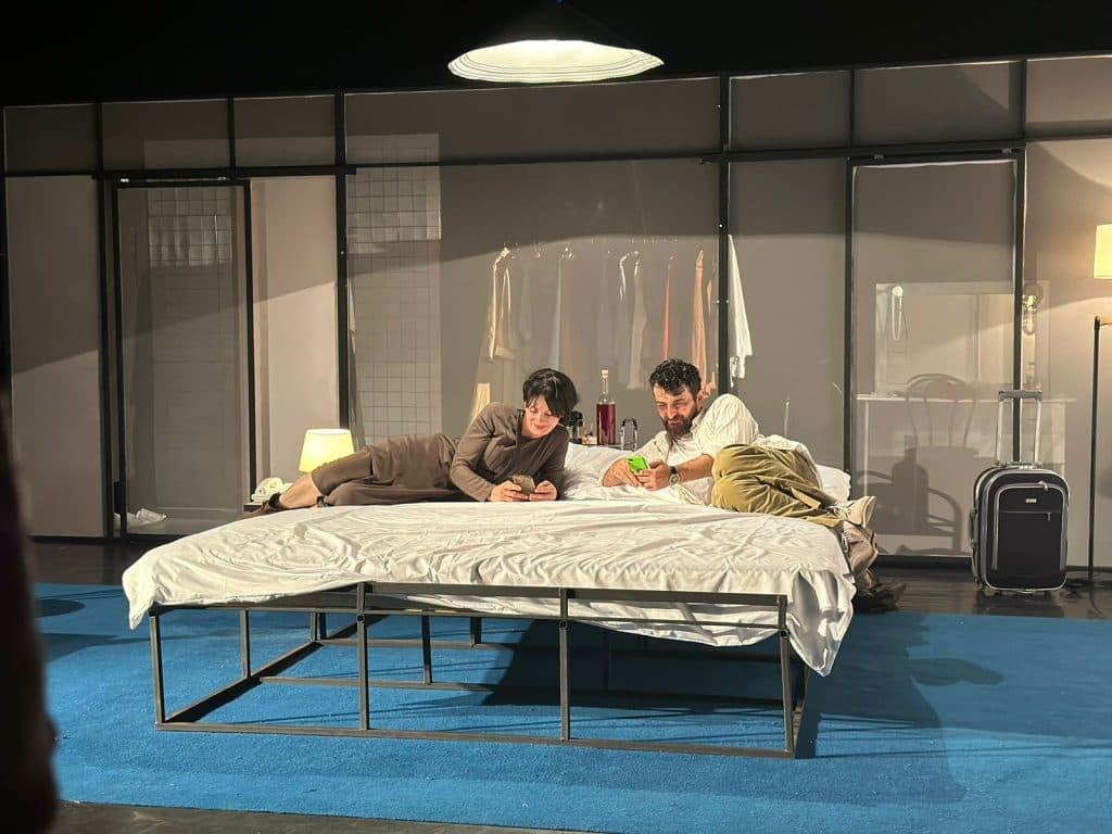 ზუგდიდშის თეატრში სპეკტაკლის „ყოველი წლის თებერვალში“ პრემიერა შედგა - image 2