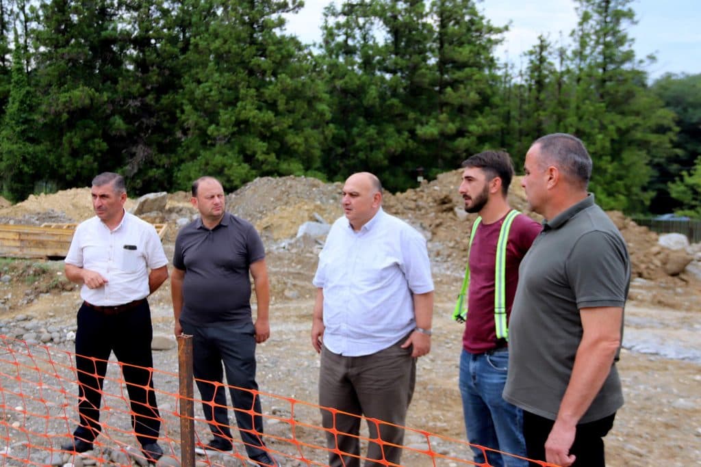 ახალ ხიბულაში სკოლის მშენებლობის პროცესს ხობის მერი გაეცნო - image 3