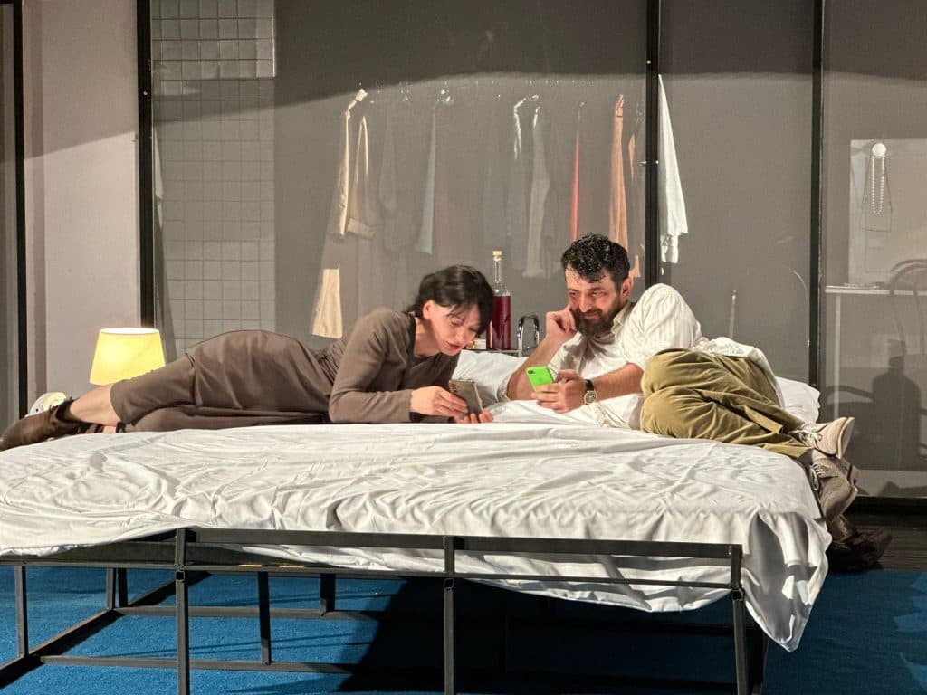 ზუგდიდშის თეატრში სპეკტაკლის „ყოველი წლის თებერვალში“ პრემიერა შედგა - image 4