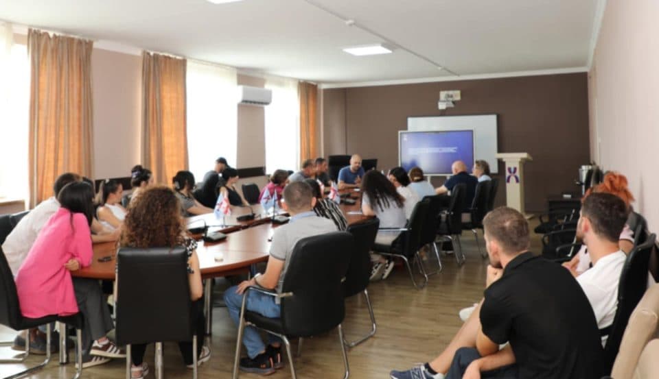 კონსტანტინე კაკავამ სტუდენტებს ანაზღაურებადი სტაჟირების პროგრამა გააცნო