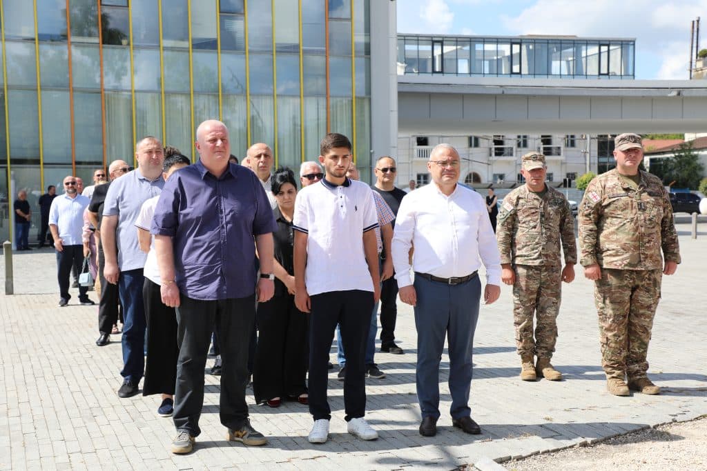 ზუგდიდში აგვისტოს ომში დაღუპულთა მემორიალი ხელისუფლების წარმომადგენლებმა გვირგვინით შეამკეს - image 3