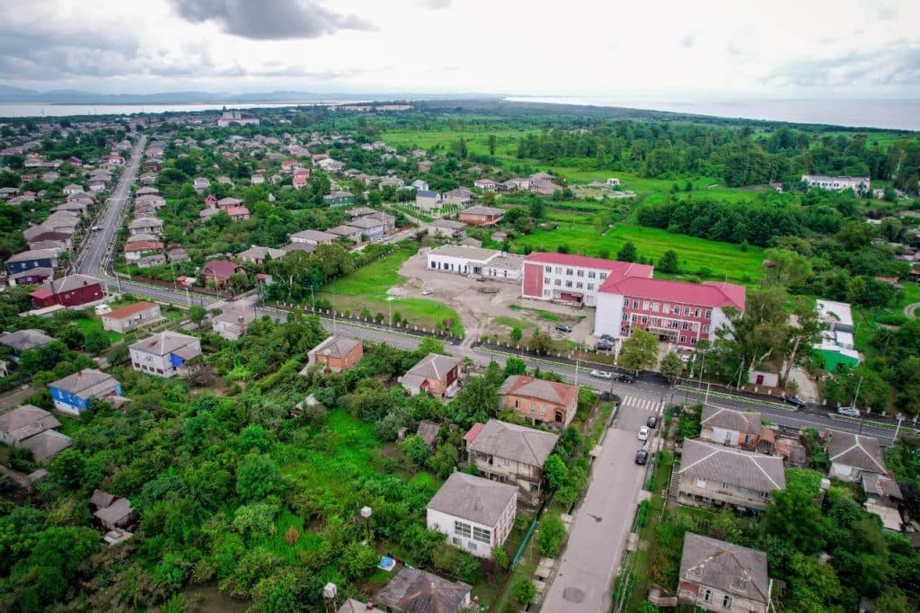 ფოთში, კონსტიტუციის ქუჩაზე, საგზაო ინფრასტრუქტურის მოწყობის სამუშაოები დასრულდა - image 2