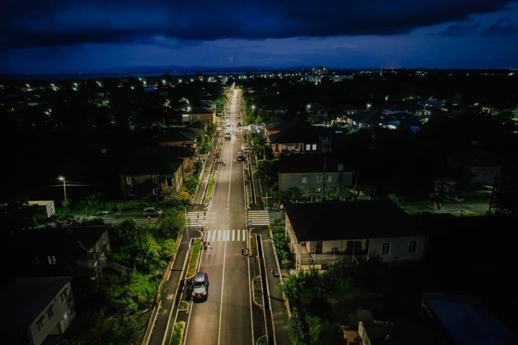 ფოთში, კონსტიტუციის ქუჩაზე, საგზაო ინფრასტრუქტურის მოწყობის სამუშაოები დასრულდა - image 3