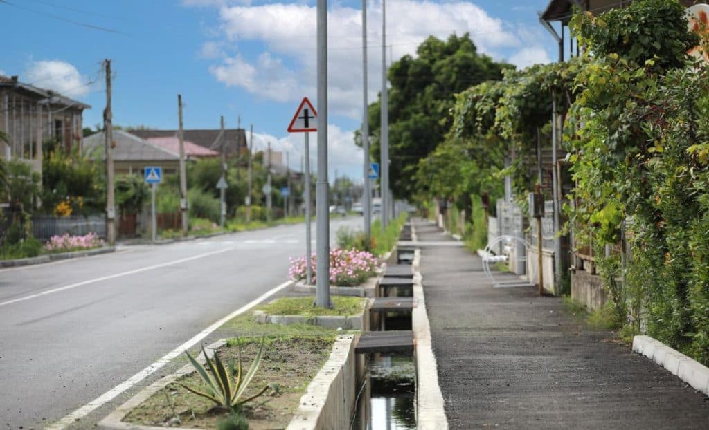 ფოთში, კონსტიტუციის ქუჩაზე, საგზაო ინფრასტრუქტურის მოწყობის სამუშაოები დასრულდა - image 4