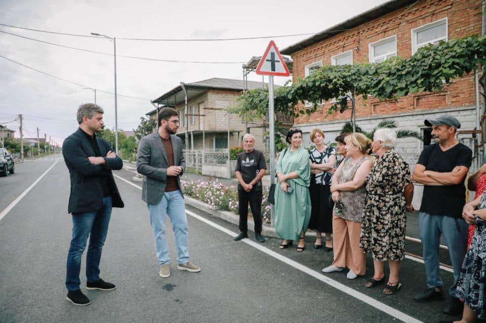 ფოთში, კონსტიტუციის ქუჩაზე, საგზაო ინფრასტრუქტურის მოწყობის სამუშაოები დასრულდა
