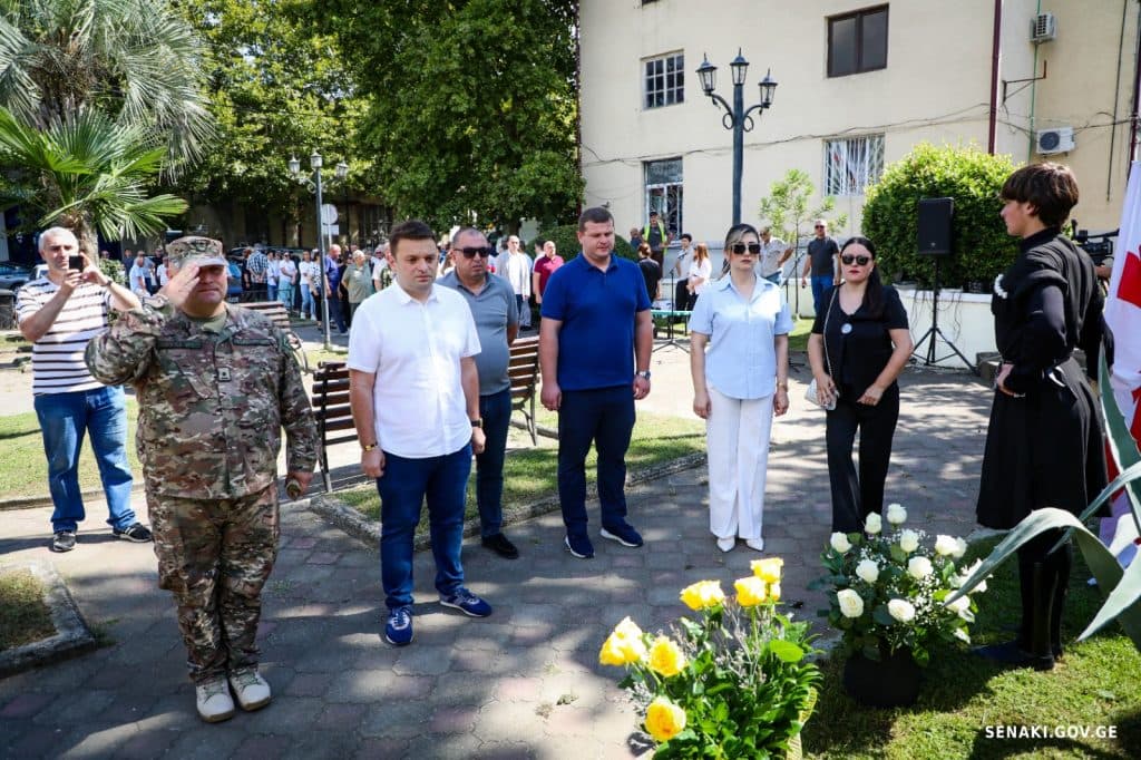სენაკში აგვისტოს ომში დაღუპულთა მემორიალი ხელისუფლების წარმომადგენლებმა გვირგვინით შეამკეს - image 4