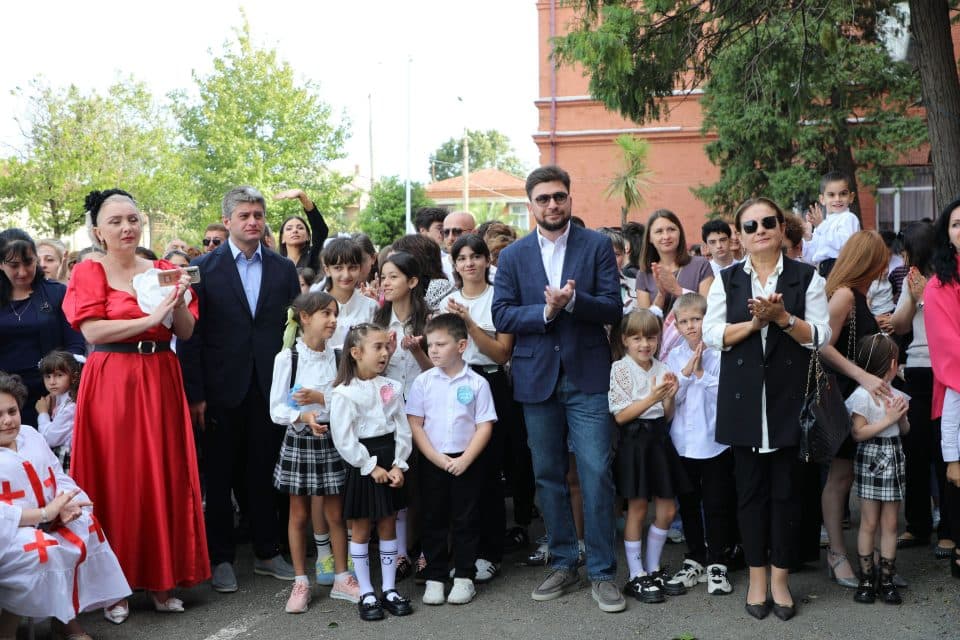 ფოთის,ხობის და სენაკის მაჟორიტარმა დეპუტატმა და ფოთის მერმა პედაგოგებს და მოსწავლეებს სკოლის დაწყება მიულოცეს