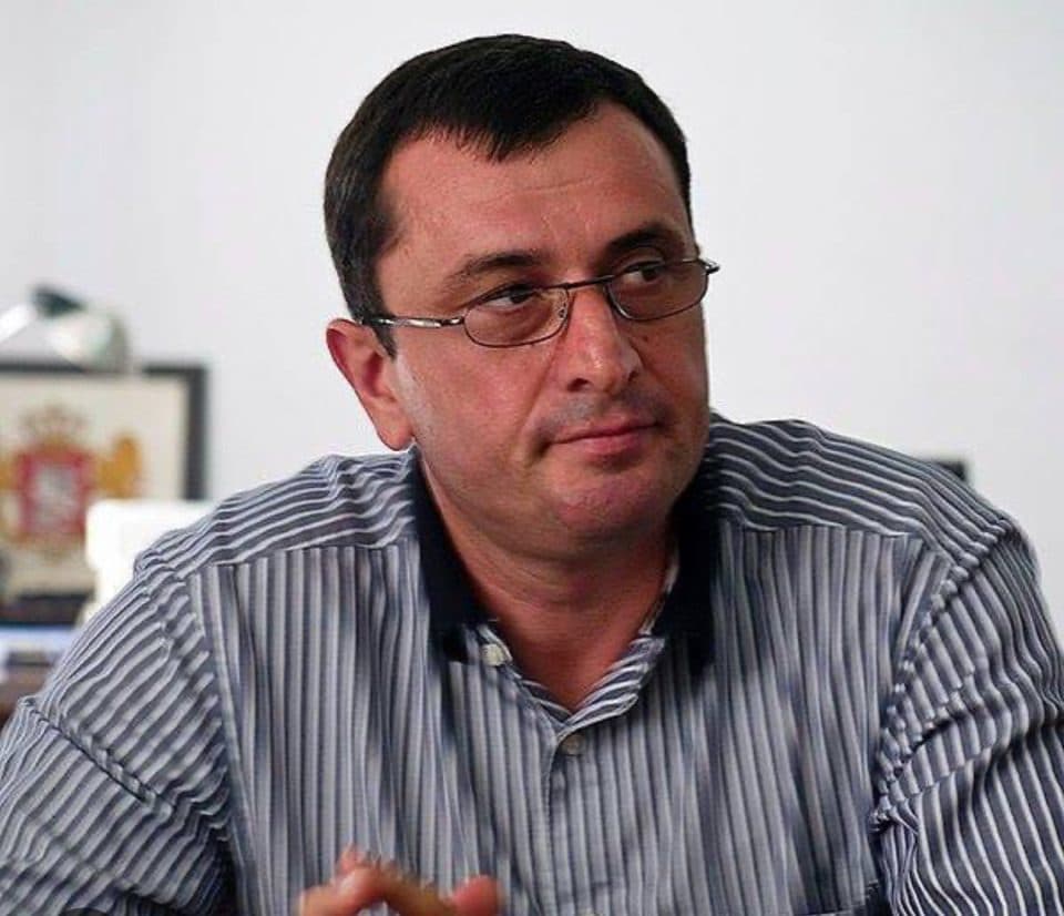 ჩხოროწყუში, გვარამია/მელიას პარტიის მთვრალმა წევრმა, ვახტანგ ლემონჯავამ „ქართული ოცნების“ ადგილობრივი საარჩევნო შტაბის ხელმძღვანელის, ჯუმბერ იზორიას ავტომანქანა ქვებით დაუმტვრია. საქმეზე დაწყებულია გამოძიება