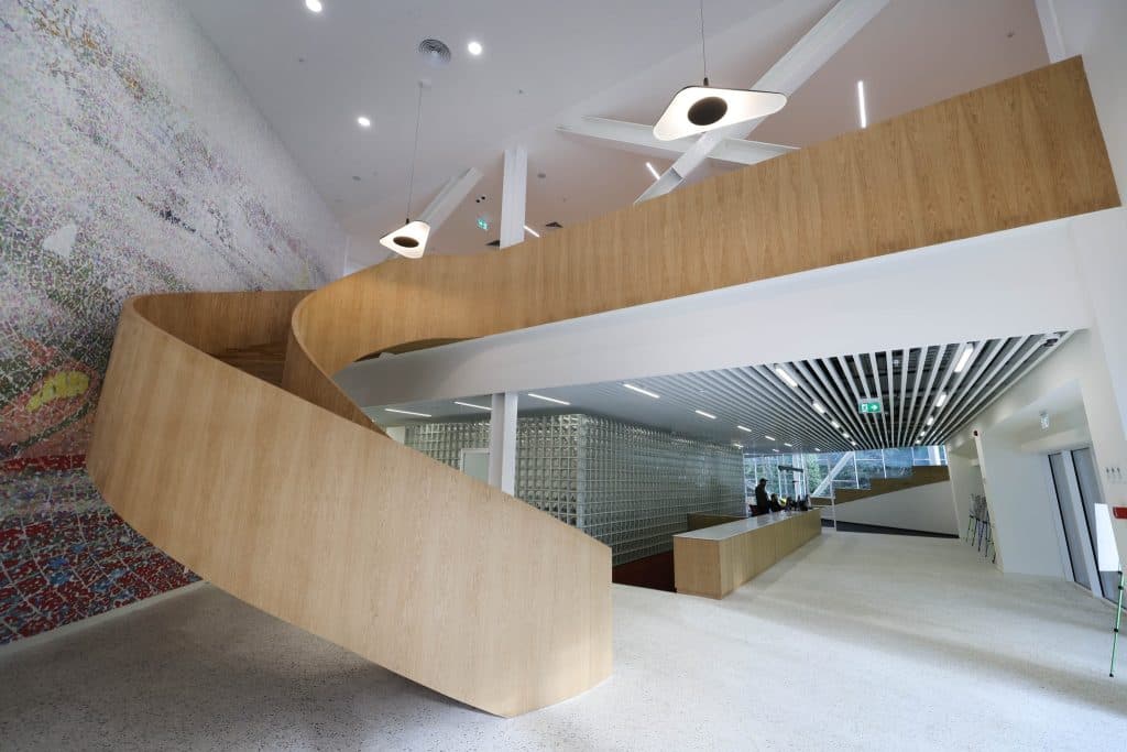 პრემიერმა ზუგდიდში ზვიად გამსახურდიას სახელობის ახალგაზრდული ცენტრი, ბიბლიოთეკა და მუზეუმი დაათვალიერა - image 6