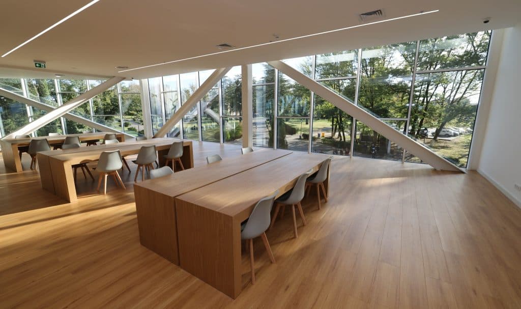 პრემიერმა ზუგდიდში ზვიად გამსახურდიას სახელობის ახალგაზრდული ცენტრი, ბიბლიოთეკა და მუზეუმი დაათვალიერა - image 3