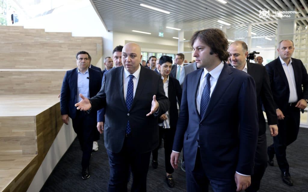 პრემიერმა ზუგდიდში ზვიად გამსახურდიას სახელობის ახალგაზრდული ცენტრი, ბიბლიოთეკა და მუზეუმი დაათვალიერა - image 2