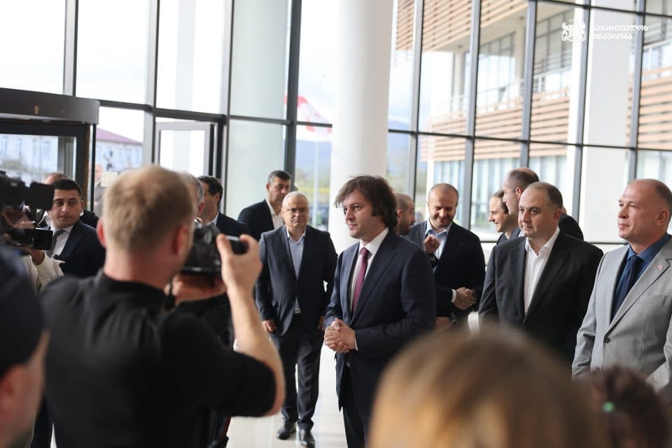 პრემიერ-მინისტრი რუხის რესპუბლიკურ საავადმყოფოს ეწვია