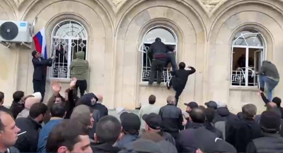 აფხაზეთში მომიტინგეები ე.წ. პარლამენტის შენობაში შევიდნენ – ბჟანია კანონის გაწვევას აანონსებს