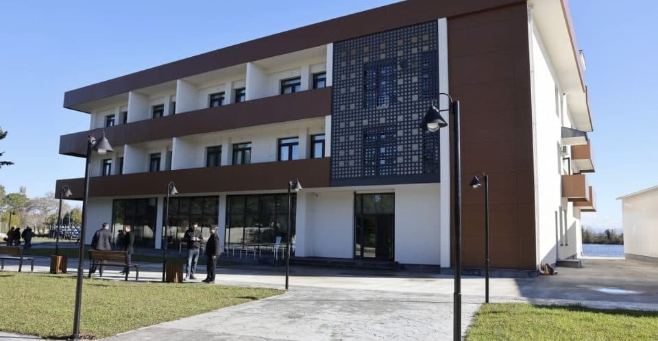 პრემიერმა ფოთში ახლად გახსნილი ნიჩბოსნობის ბაზა დაათვალიერა