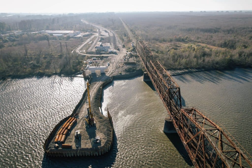 ფოთში,  მდინარე რიონზე, ახალი ხიდისა და მისასვლელი გზების მშენებლობის მასშტაბური სამუშაოები მიმდინარეობს - image 2