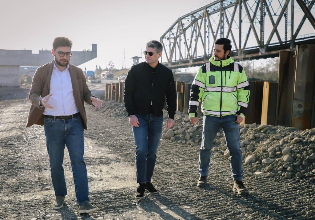 ფოთში,  მდინარე რიონზე, ახალი ხიდისა და მისასვლელი გზების მშენებლობის მასშტაბური სამუშაოები მიმდინარეობს - image 3