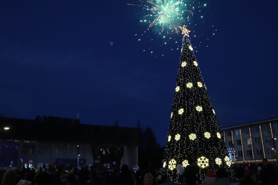 ხობის ცენტრალურ პარკში ნაძვის ხე საზეიმოდ აინთო