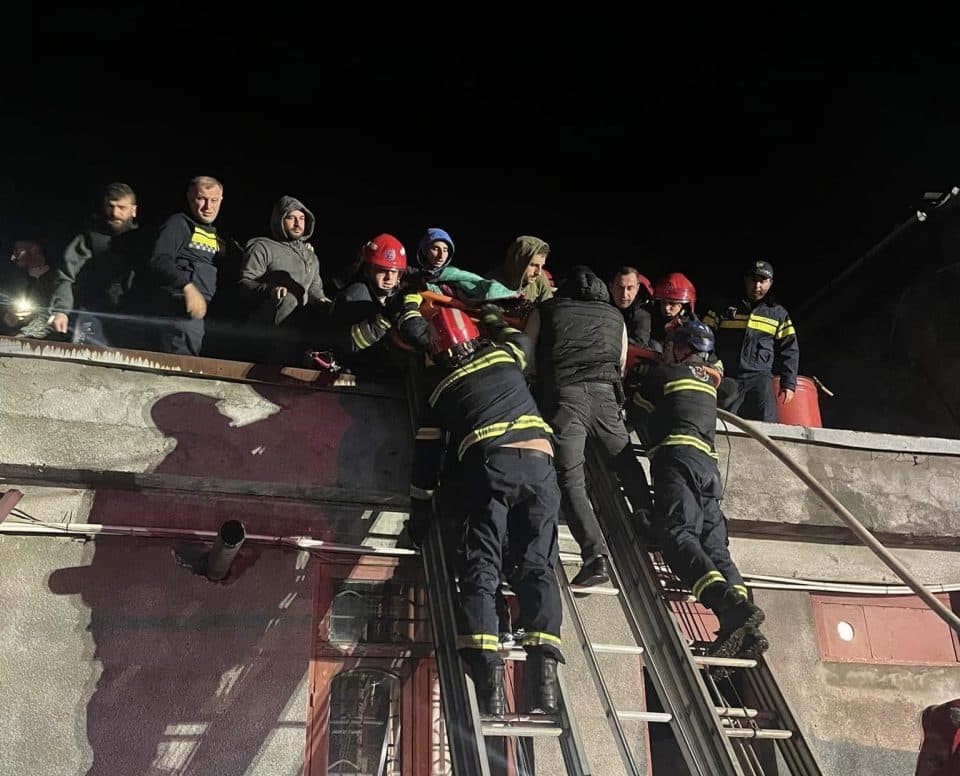 ზუგდიდში მეხანძრეებმა ალმოდებული შენობიდან მოქალქეები უვნებლად გამოოყვანეს