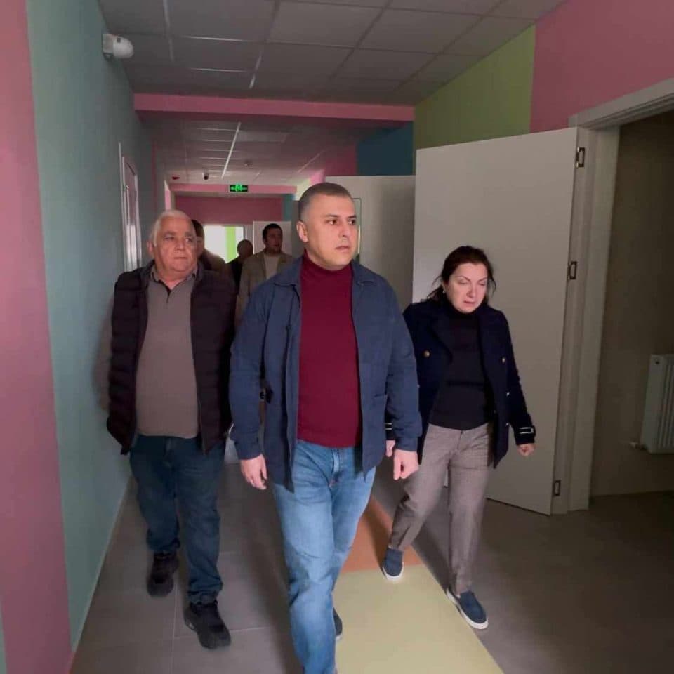 ბურდულის განცხადებით, წალენჯიხის მერია მწირი ბიუჯეტიდან გამომდინარე ლიის ბაღის აღჭურვას ვერ შეძლებს და ცენტრალურ ხელისუფლებას მიმართავენ