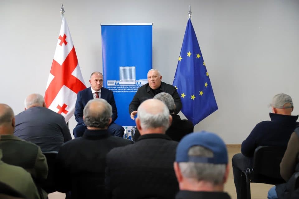 აფხაზეთის მთავრობის თავმჯდომარე და გუბერნატორი სამეგრელო-ზემო სვანეთში მცხოვრებ ვეტერანებს შეხვდნენ