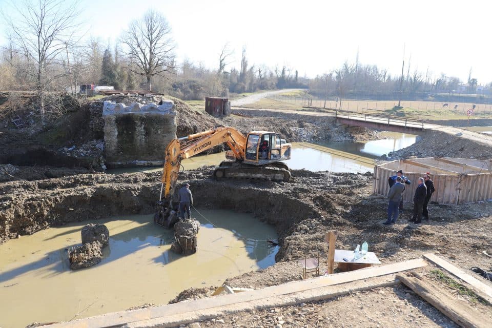 მარტვილის მერმა ორი საავტომობილო ხიდის სამშენებლო სამუშაოები დაათვალიერა