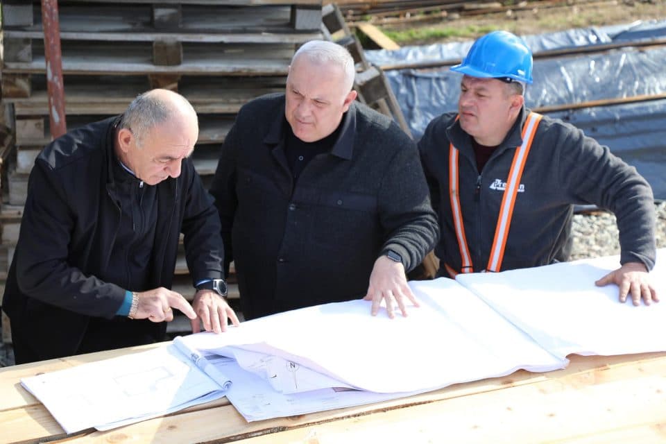 დავით ვერავა: წალენჯიხაში სამი სკოლის მშენებლობა მიმდინარებს