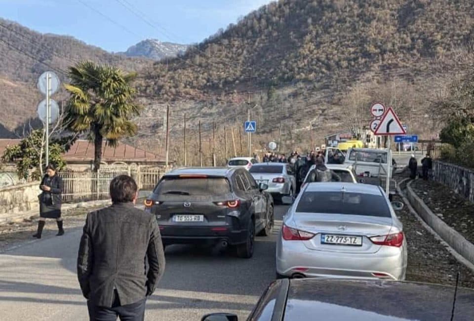 ჯგალში მოსახლეობამ გზა გადაკეტა