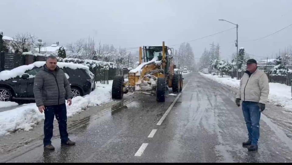 წალენჯიხაში თოვლის საფარისგან გზების გაწმენდა ხორციელდება