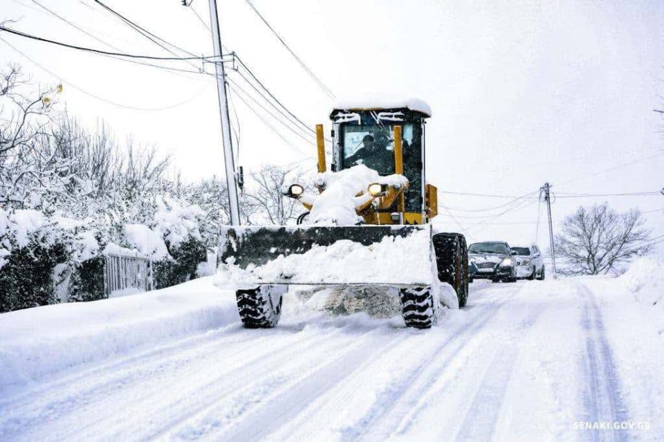 სენაკის მუნიციპალიტეტში, თოვლის საფარისგან გზის გაწმენდითი სამუშაოები, დილიდან, უწყვეტ რეჟიმში მიმდინარეობს